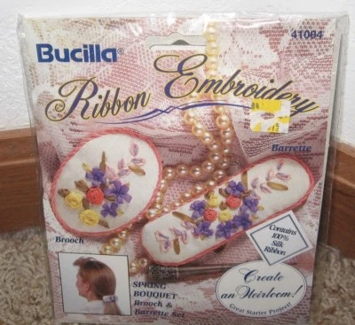KIT CONJUNTO DE BROCHE/BARRETTE DE MOLA BORDADO FITA BUCILLA #41004~NIP~NOS - Imagem 1 de 2