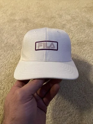 Gorra bordada rosa púrpura con correa trasera con logotipo de caja FILA Foto 1 de 4