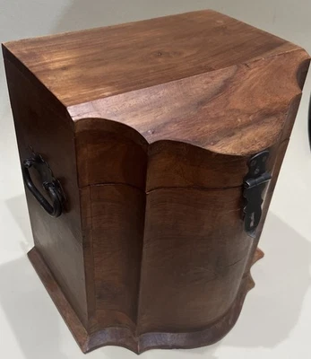 Caja de recuerdo de madera tallada a mano estilo antiguo forma barroca herrajes de hierro negro Foto 1 de 4