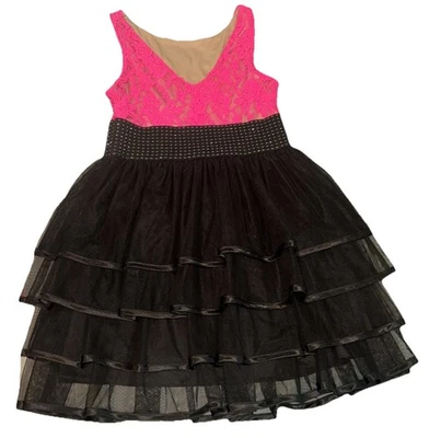 Roberta 小号青少年短粉色和黑色层叠荷叶边薄纱 V 领派对连衣裙 — 第 1/4 张图片