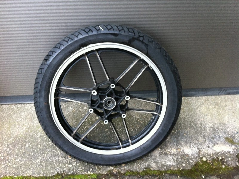 Llanta delantera con neumáticos Bridgestone Battlax Honda CBX 650 E Nighthawk RC13 Foto 1 de 3