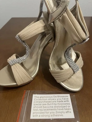 Salto alto fofo de platina De Blossom Collection! Com strass - Imagem 1 de 4