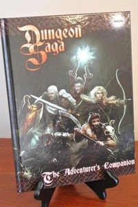 DUNGEON SAGA DWARF KINGS QUEST Esclusive Kickstarter LIBRO COMPLEMENTARE AVVENTURIERI - Foto 1 di 1