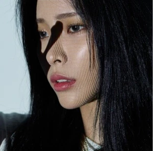K-POP Heize 1st Album [SHE’S FINE] 2CD+Photobook+3p Photocard+Postcard Sealed - Picture 1 of 3