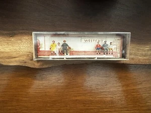 Vintage Walter Merten Miniatures HO Model 865, Sitting Tourists - Picture 1 of 4