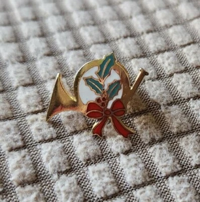 Sombrero/Pin de solapa vintage con sello de vacaciones de cuerno francés Tac trasero Foto 1 de 3