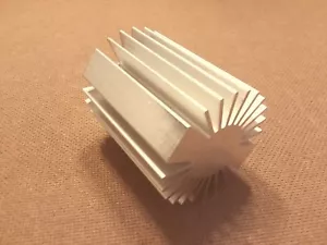 2 Zoll Durchmesser Kühlkörper Aluminium. RUND. (2,0 x 4,0). Geringer thermischer Widerstand. - Bild 1 von 1