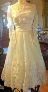 SCHÖNES ANTIKES ELFENBEINFARBENES HOCHZEITSKLEID / BALLKLEID MIT VOLLER SPITZE IN TEELÄNGE; GRÖSSE: 0-4 - Bild 1 von 10