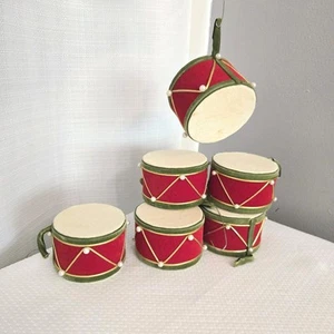 Vtg Drum Christmas Tree Ornaments Red Felt Pearl Accent 6 Set Holiday Decor  - Bild 1 von 8