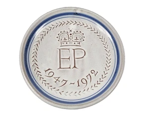 Rye Pottery 1972 - Queen Elizabeth and Phillip Silver Wedding Anniversary 12cm - Bild 1 von 7