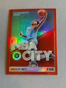 De'Aaron Fox Red Prizm Refractor sp Insert 2019-20 Hoops Premium Stock NBA City - Bild 1 von 2