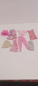 Lote Ropa Barbie/Otra Ropa Mixta Muñeca No Etiquetada - Imagen 1 de 8