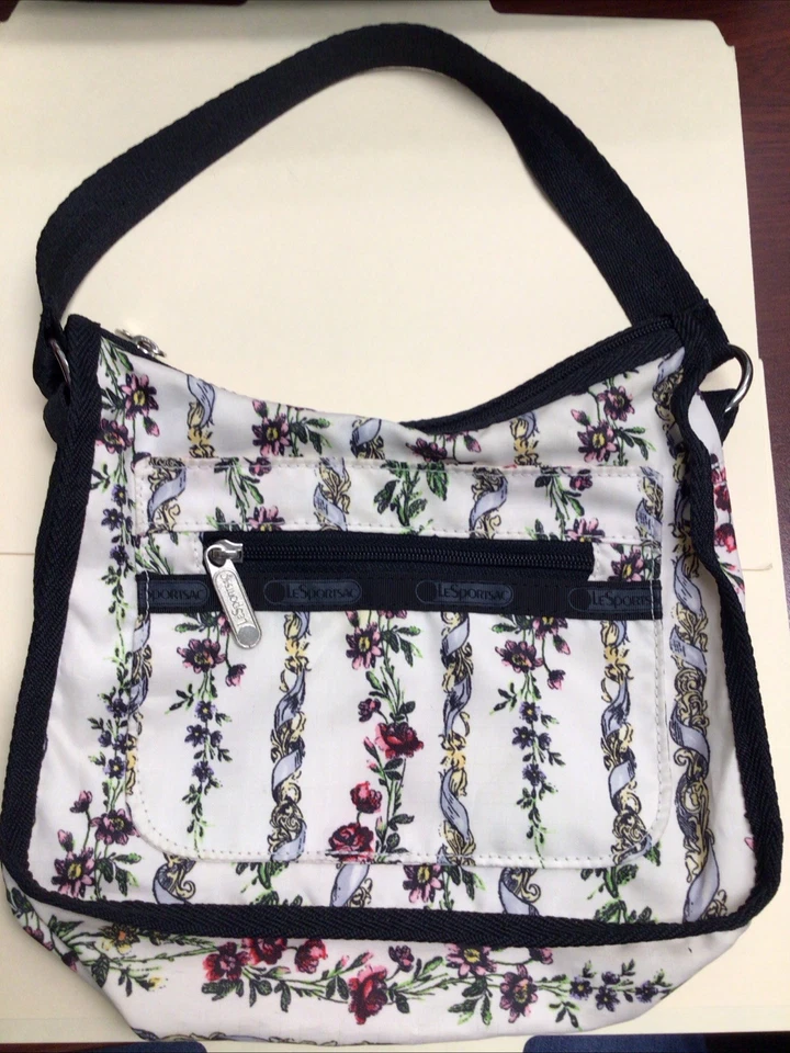 Bolso de hombro pequeño ligero con estampado de rosas y fondo blanco LeSportsac Foto 1 de 4