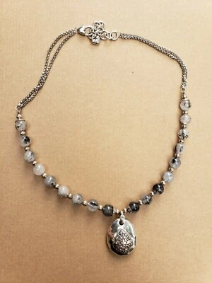 Collar de cuentas Brighton con colgante grabado Foto 1 de 4