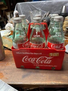 Vintage Coca-Cola 1 Liter/33,8 Oz Mehrweg 6er Pack grünes Glas mit Kunststoffträger & Kappen - Bild 1 von 6