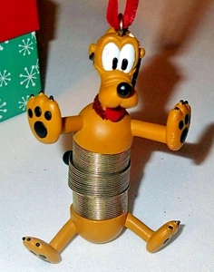 RARO!! ORNAMENTO NATALIZIO DISNEY STORE ~ PLUTO SLINKY ~ 2007 *EUC - Foto 1 di 3