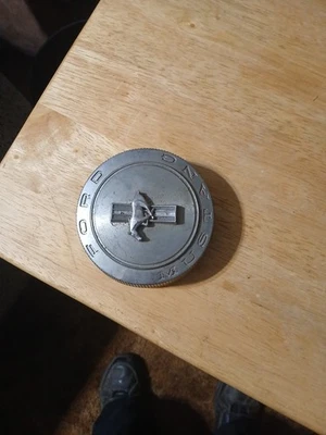  Ford Mustang 1966 tapa de gasolina cromada vista giratoria fotos Foto 1 de 3