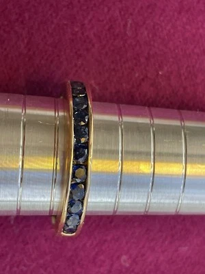 Conjunto de banda de anillo de canal de zafiro de oro amarillo de 14K tamaño 9 1/4 2,5 g Foto 1 de 4