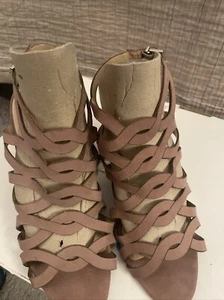 Vince Camuto Heels 9M Strappy Wavy Design Buckle Close Dusty Pink EUC No Box - Picture 1 of 6