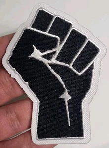Erhöhte FAUST Aufnäher/Bügelbild Patch Afrika schwarz weiß Bewegung bestickt Applikation - Bild 1 von 8