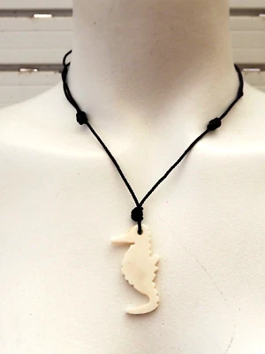 Collare/Ciondolo Di Osso Intaglio Disegno Cavalluccio Da Mare, Solo E Fatto - Immagine 1 di 4