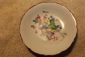 SMALL DECORATIVE HANGING PLATE TWO BIRDS & FLOWER DESIGN GOLD SCALLOP EDGE 4.5" - Picture 1 of 3