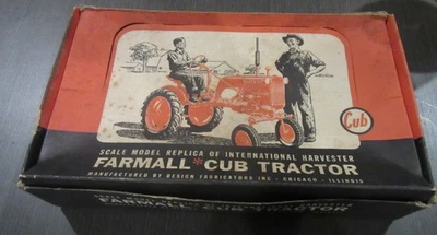 Design Fabricators International Harvester Farmall Cub Tractor caixa em perfeito estado 1/16 - Imagem 1 de 4