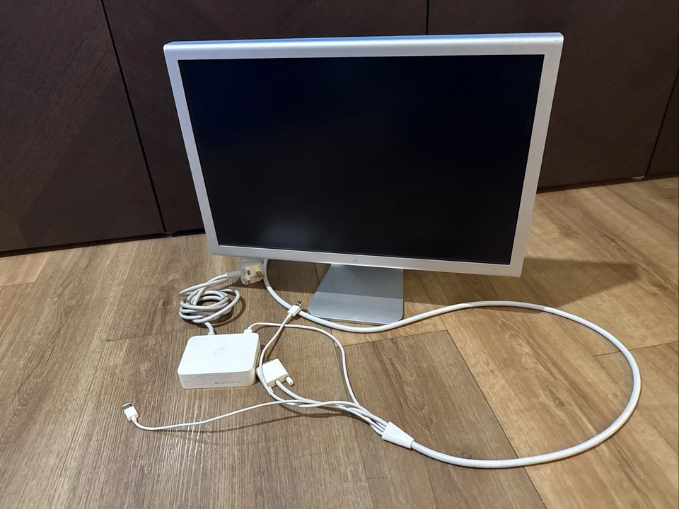 APPLE MAC CINEMA DISPLAY MONITOR A1082 23" 90GHZ 1920x1200 WIDESCREEN (UNTESTED) - Image 1 of 4