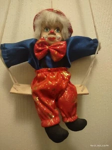 Vintage Porzellan Clown Puppe auf Schaukel - Bild 1 von 2