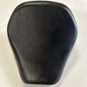 97-04 SUZUKI VZ800 MARAUDER FRONT SEAT P/N: 45100-48E00 - Bild 1 von 3