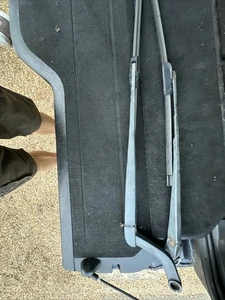 Discovery 3 Front Wiper Arms Pair Of Land Rover 2004 to 2009 - Picture 1 of 1