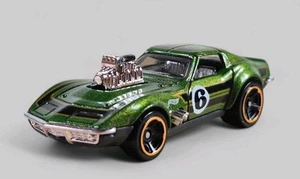 Diorama CHEVY CORVETTE 1969 modellino auto pressofuso da collezione 1:64 verde LOOSE - Foto 1 di 8