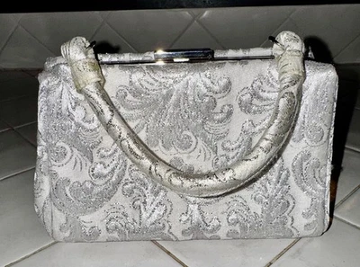 Cartera blanca de diseño cachemir vintage con costuras plateadas con metal plateado Foto 1 de 4