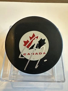 Jordan Eberle signiertes Team Kanada Autogramm Puck - Bild 1 von 3