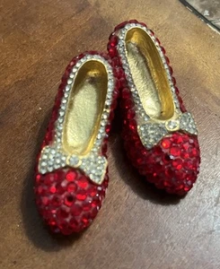 Vintage Barney’s New York rote Kristall Zauberer von Oz Schuh Anstecknadel Brosche 135 $ unverbindliche Preisempfehlung des Herstellers - Bild 1 von 8