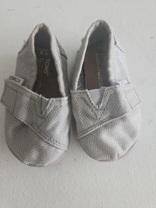 Toms Toddler Girls Size 4 T4 Silver Natural Slip On Shoes - Picture 1 of 6