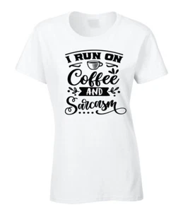 Geburtstag Damen Frauen T-Shirt lustig Geschenk lizenziert Kaffee und Sarkasmus sarkastisch - Bild 1 von 2