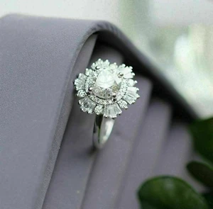 Elegante anillo con halo de diamantes simulados de corte redondo de 2,50 quilates enchapado en oro blanco de 14 k para mujer - Imagen 1 de 10