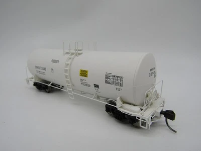 Atlas HO Trinity 17,600 Gallon Corn Syrup Tank Car - DOWX 72042 - Image 1 of 2
