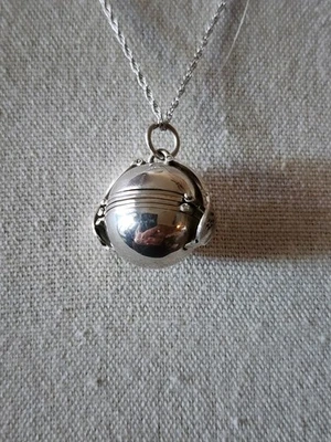 925 Sterling Mexico 4-6 Photo Locket Round Sphere 6 Frames On 24" Silver Tone... - Image 1 of 4