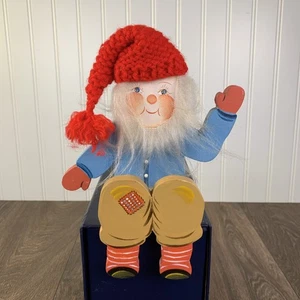 1990 handgefertigte bemalte Holz Norweger Elfe Nisse Regal Sitter Strickmütze signiert - Bild 1 von 8