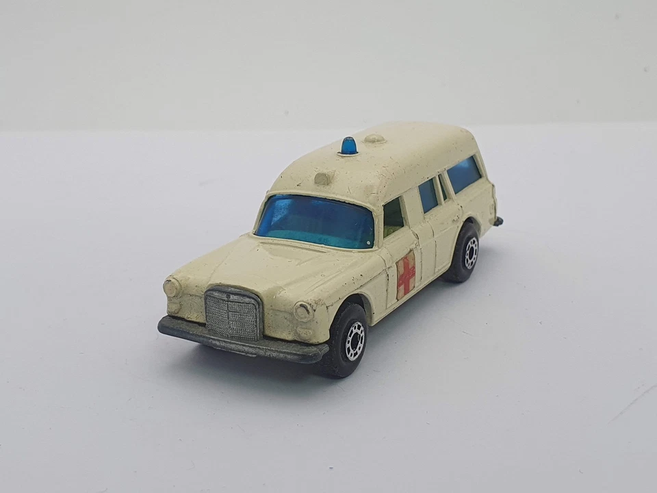 Mercedes Ambulanza Matchbox 1/60 - Immagine 1 di 4