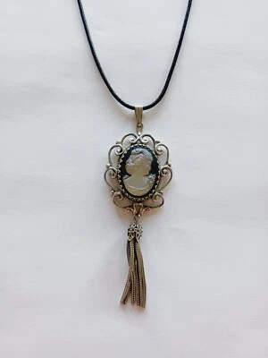 Colgante con borla colgante camafeo camafeo de Whiting & Davis en collar de cordón negro de 18+ pulgadas Foto 1 de 4