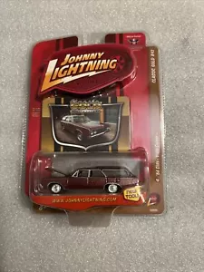 JOHNNY LIGHTNING CLASSIC GOLD R42 '64 OLDS VISTA CRUISER New On Card B108 - Picture 1 of 9