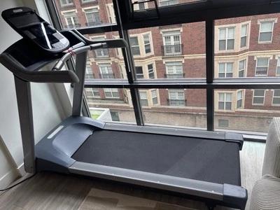 Cinta de correr Precor TRM 223 Foto 1 de 3