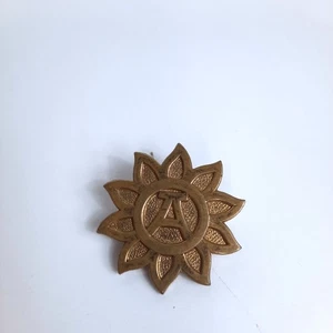 Broche prendedor sol tono dorado con letra A 1", prendedor vintage flor sol - Imagen 1 de 3