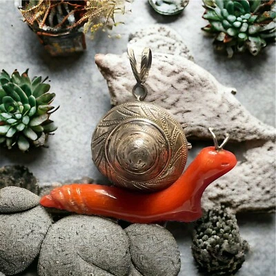 Ciondolo spilla antico in corallo raffigurante lumaca  - Immagine 1 di 4