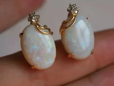 Aretes solitarios de ópalo de fuego natural de 4 quilates con corte ovalado enchapados en oro amarillo de 14 quilates Foto 1 de 4
