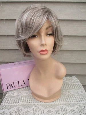 Парик Paula Young DALLAS A5461 цвет SF51/60 СЕРЕБРИСТЫЙ ЛУННЫЙ серый длина подбородка Bob - Изображение 1 из 4