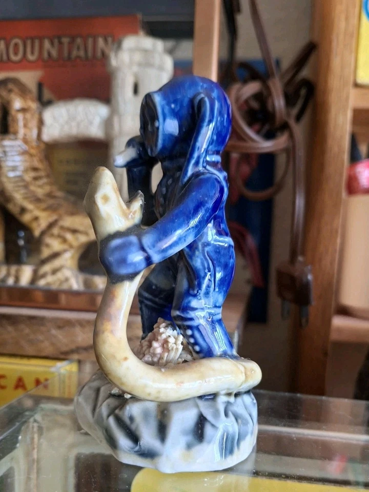 Antigua pecera antigua vintage de acuario cerámica azul buzo lucha anguila amarilla Foto 1 de 4